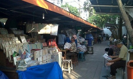 SEPI PEMINAT. Para penjual kartu ucapan lebaran di Kantor POS Pusat Jl Medan Merdeka Timur no 27 Jakarta mengeluhkan sepinya peminat kartu ucapan lebaran. Di era digital, berkirim ucapan lebaran via kartu sudah mulai ditinggalkan karena dinilai sudah tidak