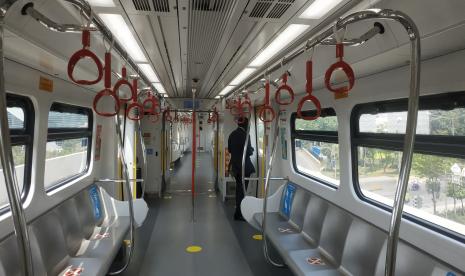 Sepinya penumpang di rangkaian LRT Jakarta.