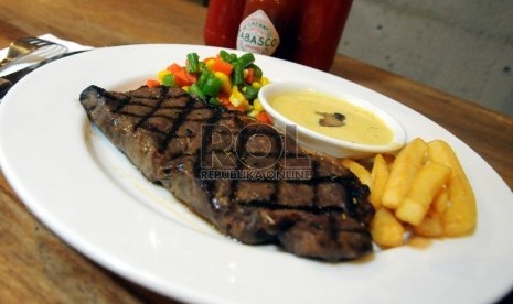 Sepiring steak dari daging merah.