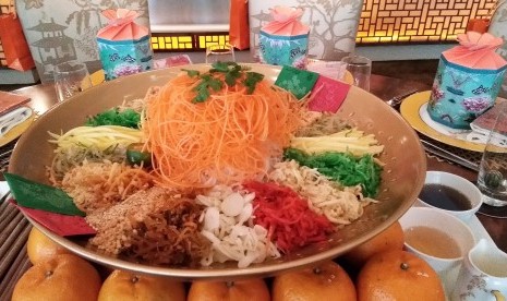 Sepiring Yee Sang di Hotel Mulia Jakarta.