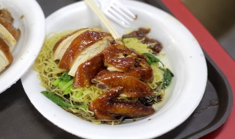 Seporsi makanan dari Hong Kong Soya Sauce Chicken Rice dan Noodle yang meraih Michelin Star di Singapura.