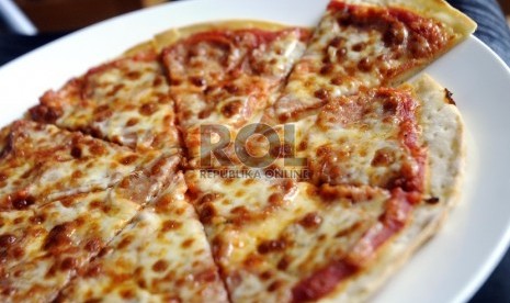 Sepotong pizza memang menggiurkan, namun waspadai kalori tinggi yang menyertainya.