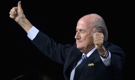 Sepp Blatter mengacungkan jempol usai terpilih kembali sebagai presiden FIFA dalam Kongres FIFA ke-65 di Hallenstadion, Zurich, Swiss, Jumat (29/5). 