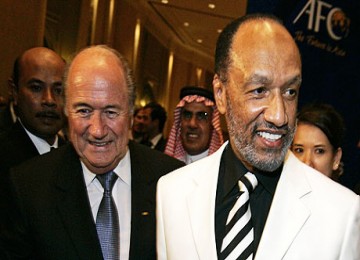 Sepp Blatter dan Mohamed bin Hammam (kanan)