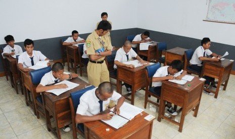 Sepuluh anak bermasalah dengan hukum mengikuti Ujian Nasional (UN) 2012 tingkat SMP di Lembaga Pemasyarakatan Kelas IIA Khusus Anak, Tangerang, Banten, Senin (23/4). (Republika/Aditya Pradana Putra)