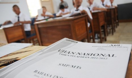 Sepuluh anak bermasalah dengan hukum mengikuti Ujian Nasional (UN) 2012 tingkat SMP di Lembaga Pemasyarakatan Kelas IIA Khusus Anak, Tangerang, Banten, Senin (23/4). (Republika/Aditya Pradana Putra)