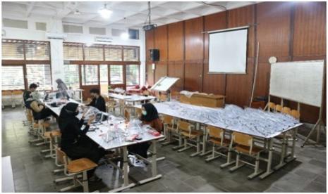 Sepuluh mahasiswa Program Studi Arsitektur Fakultas Teknik (FT) Universitas Sebelas Maret (UNS) Solo memproduksi ribuan pelindung wajah atau face shield. Ribuan face shield tersebut telah disalurkan ke beberapa rumah sakit dan puskesmas sejak akhir April 2020.