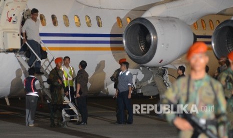 Sepuluh orang Warga Negara Indonesia (WNI) yang telah dibebaskan kelompok teroris Abu Sayyaf tiba di Bandara Halim Perdana Kusuma, Jakarta Timur, Ahad (1/5) malam. Setelah Sepuluh WNI berhasil dibebaskan, pemerintah akan kembali fokus mengupayakan pembebas