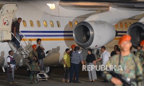 Sepuluh orang Warga Negara Indonesia (WNI) yang telah dibebaskan kelompok teroris Abu Sayyaf tiba di Bandara Halim Perdana Kusuma, Jakarta Timur, Ahad (1/5) malam.