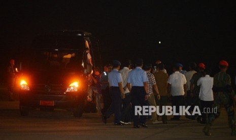 Sepuluh orang Warga Negara Indonesia (WNI) yang telah dibebaskan kelompok teroris Abu Sayyaf tiba di Bandara Halim Perdana Kusuma, Jakarta Timur, Ahad (1/5) malam.