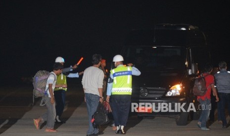 Sepuluh orang Warga Negara Indonesia (WNI) yang telah dibebaskan kelompok teroris Abu Sayyaf tiba di Bandara Halim Perdana Kusuma, Jakarta Timur, Ahad (1/5) malam.