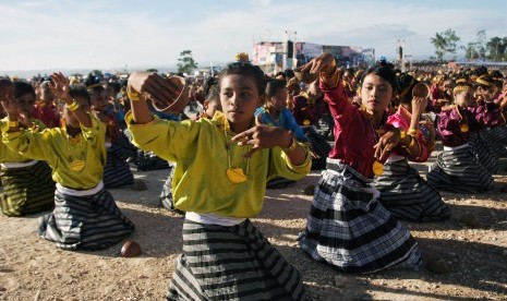 Sepuluh ribu penari menari Tarian Waindorigi dengan alat pukul tempurung kelapa pada Festival Budaya Buton Tua di lapangan Takawa di Pasar Wajo, Buton, Sulawesi Tenggara, Kamis (24/8). 