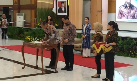 Serah jabatan antara Menteri Sosial Kabinet Indonesia Kerja Agus Gumiwang Kartasasmita dengan Menteri Sosial Kabinet Indonesia Maju Juliari P Batubara di Kompleks Kemensos RI, Salemba, Jakarta, Kamis (24/10). 