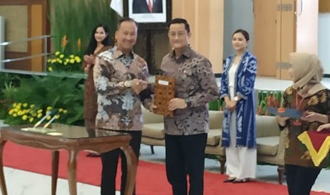 Serah jabatan antara Menteri Sosial Kabinet Indonesia Kerja Agus Gumiwang Kartasasmita dengan Menteri Sosial Kabinet Indonesia Maju Juliari P Batubara di Kompleks Kemensos RI, Salemba, Jakarta, Kamis (24/10). 