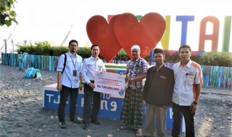 Serah terima bantuan CSR dalam program sinergi PLN-BMH untuk kemandirian ekonomi warga bangsal Pantai Tanjung Karang.