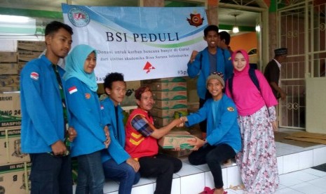 Serah terima bantuan dari IKBM BSI kepada korban banjir bandang Garut.