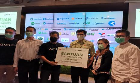 Serah terima bantuan donasi untuk APD bagi tenaga medis dilakukan pada hari Selasa (31/3) di Kantor AFPI Centennial Tower, Jakarta Selatan. Bantuan tersebut diserahkan AFPI oleh Kuseryansyah selaku Ketua Harian AFPI kepada Rumah Zakat yang di wakili oleh Irvan Nugraha Chief Marketing Officer Rumah Zakat.