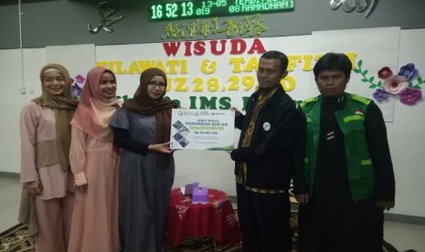 Serah terima donasi donasi dari pundi/celengan murid-murid SD IMS Khalifa ke LAZIS Wahdah