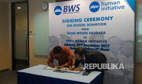 Serah terima donasi pendidikan dari Bank Woori Saudara (BWS) kepada Pos Keadilan Peduli Umat (PKPU). 