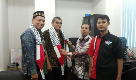 Serah terima donasi Rp 125 juta untuk Palestina kepada KNRP oleh Direktur Utama JNE Tangerang Amrizal Husein yang didampingi Manajer Kerohanian JNE Tangerang Ustadz Abdullah Qomarudin