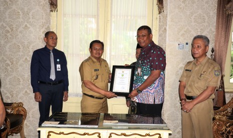 Serah terima fasilitas toilet dan tempat wudhu di masjid dengan arsitektur indah ini secara resmi dilaksanakan Selasa, (29/1/2019) di pendopo antara Presiden Direktur PT Polytama Propindo, Didik Susilo dengan Pelaksana tugas (Plt) Bupati, H. Supendi, disaksikan jajaran manajemen perusahaan tersebut.