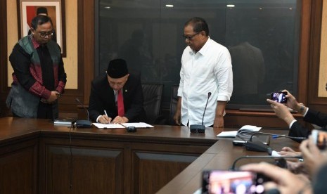 Serah terima jabatan dari Menteri Koperasi dan UKM AAGN Puspayoga kepada Menteri Koperasi dan UKM periode 2019-2024 Teten Masduki di Jakarta, Rabu (22/10).