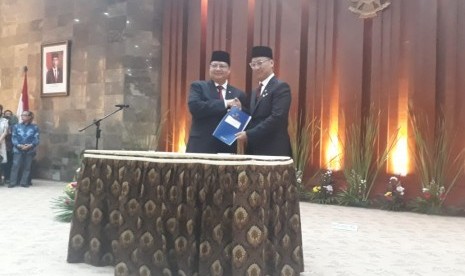 Serah terima jabatan dari Menteri Perindustrian kabinet kerja, Airlangga Hartanto, (kiri) kepada Menteri Perindustrian kabinet Indonesia maju, Agus Gumiwang Kartasasmita (kanan) di Kantor Kementerian Perindustrian, Jakarta, Rabu (22/10).