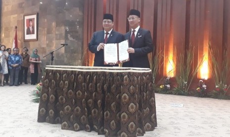 Serah terima jabatan dari Menteri Perindustrian kabinet kerja, Airlangga Hartanto, (kiri) kepada Menteri Perindustrian kabinet Indonesia maju, Agus Gumiwang Kartasasmita (kanan) di Kantor Kementerian Perindustrian, Jakarta, Rabu (22/10).