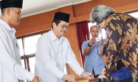 Serah terima jabatan Kepala BPNB Jawa Barat dari Drs. Toto Sucipto kepada Jumhari, S.S.