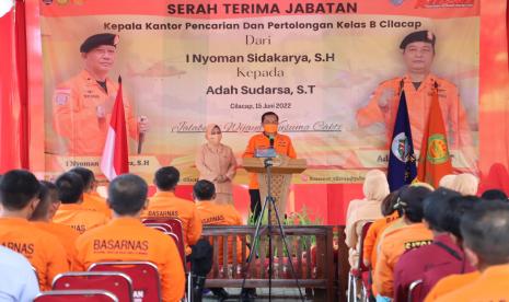 Serah terima jabatan Kepala Kantor Pencarian dan Pertolongan Cilacap di halaman kantor Basarnas Cilacap, Rabu (15/6/2022). 