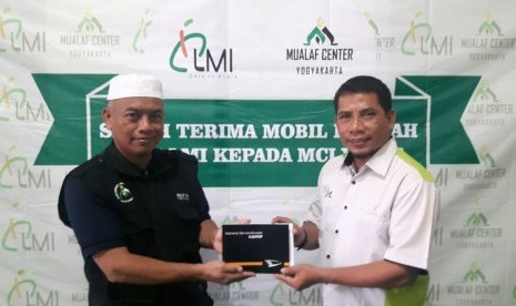 serah terima mobil dakwah dari Laznas LMI ke MCI Yogyakarta.