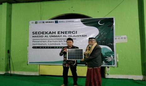 Serah terima Panel Surya dari Dewan Pengarah MOSAIC Muhammad Ali Yusuf dan Pendiri Yayasan Al Ma