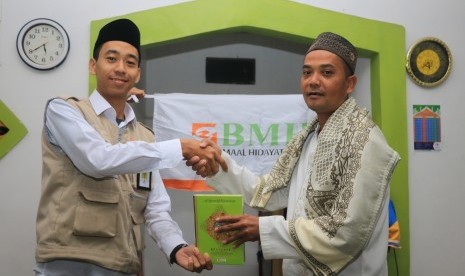 Serah terima wakaf Alquran dari BMH kepada Iwan Setiawan,  guru ngaji Masjid Al-Hikmah Parakan Salak Sukabumi Jawa Barat, Kamis (22/6).