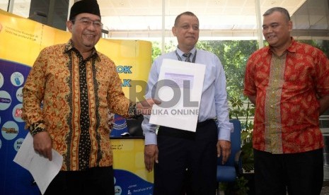  Ketua BPK Harry Azhar Aziz (kiri) menyampaikan Surat Pemberitahuan (SPT) Pajak Tahunan, didampingi Direktur Jenderal Pajak Sigit Priadi Pramudito (tengah) di Kantor Pusat Direktorat Jenderal Pajak, Jakarta, Rabu (18/3).  (Republika/Yasin Habibi)