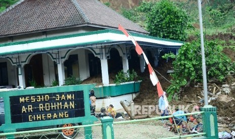 Serambi masjid dipenuhi tanah longsoran di lokasi longsor di daerah Ciherang, Kabupaten Sumedang, Rabu (21/9).