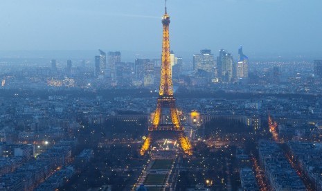 Serangan tembakan dan bom di Paris, Prancis, Jumat malam (13/11), melukai ratusan orang dan menelan korban lebih dari 100 orang.