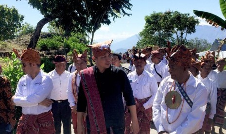 Serangkaian gelaran program baru Ditjen Kebudayaan Kemendikbud bernama 'Indonesiana' yang pertama kali digelar di Atambua, Kabupaten Belu, Nusa Tenggara Timur, Ahad (22/7). Masyarakat lokal menunjukkan sejumlah ritual adat serta kekayaan budaya lainnya kepada Dirjen Kebudayaan Kemendikbud Hilmar Farid.