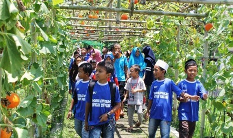 Seratus anak yatim piknik ke Agrowisata Soropadan. 