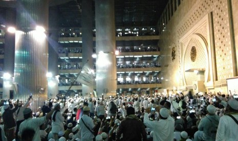 Seratus ribu lebih massa aksi 112 memenuhi Masjid Istiqlal dan area sekitar masjid, Sabtu (11/2).