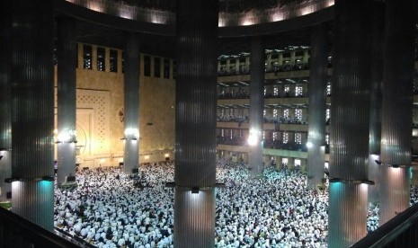 Seratus ribu lebih massa aksi 112 memenuhi Masjid Istiqlal dan area di sekitar masjid, Sabtu (11/2)