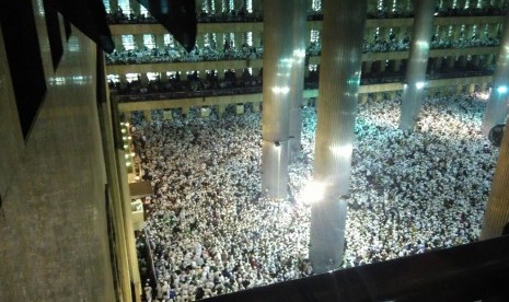 Seratus ribu lebih massa aksi 112 memenuhi Masjid Istiqlal dan area sekitar masjid, Sabtu (11/2).