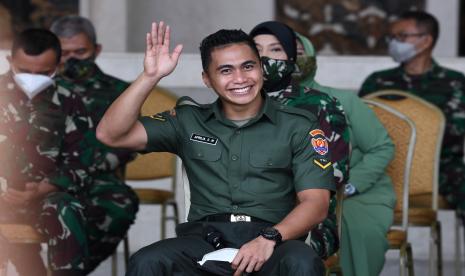 Serda (K) Aprilia Santini Manganang melambaikan tangan sebelum mengikuti sidang penggantian jenis kelamin dan penggantian nama secara virtual yang berlangsung dari Pengadilan Negeri Tondano, Sulawesi Utara, di Markas Besar TNI Angkatan Darat, di Jakarta, Jumat (19/3/2021). 