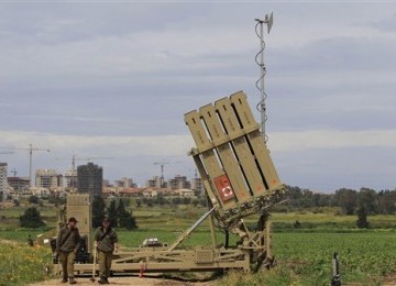 Serdadu Israel berpatroli di Ashkelon, di dekat meriam antiroket. Israel mengklaim mereka berjaga-jaga dari serangan Hamas.