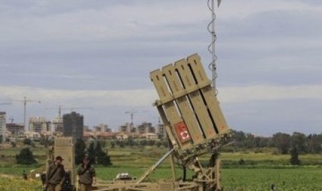 Serdadu Israel berpatroli di Ashkelon, di dekat meriam antiroket. Israel mengklaim mereka berjaga-jaga dari serangan Hamas.