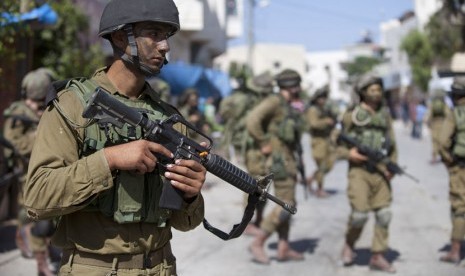 Serdadu Israel berpatroli di Tepi Barat, Palestina.