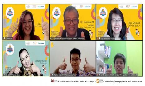 Seremoni Kompetisi Literasi & Numerasi Nasional yang dihadiri EVP CSR BCA Inge Setiawati, Direktur PesonaEdu Ira Anindita, dan Koordinator Tim Pembuat Soal Sardianto M Siahaan pada Jumat (1/10) lalu secara virtual.