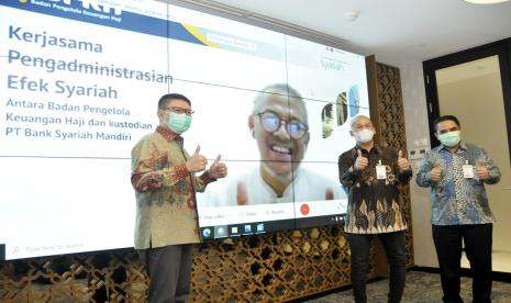 Seremonial penandatanganan kerja sama pengadministrasian efek syariah BPKH-Mandiri Syariah dilakukan secara virtual oleh Kepala Badan Pelaksana Dr. Anggito Abimanyu, MSc dan Direktur Utama Mandiri Syariah Toni EB Subari, Senin (19/10).