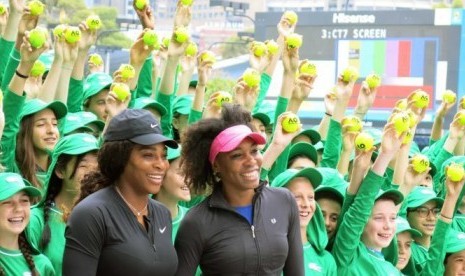 Serena dan Venus Williams bertemu dengan 'anak-anak bola' menjelang pembukaan turnamen Australian Open.