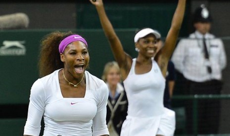 Serena Williams, kiri dan saudarinya Venus Williams.