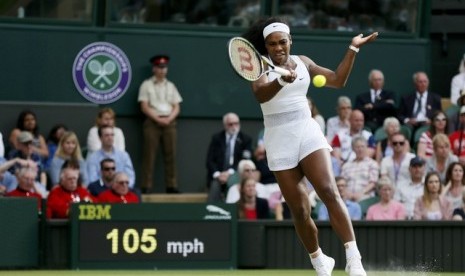 Serena Williams saat  beraksi di perempat final Wimbledon 2015.